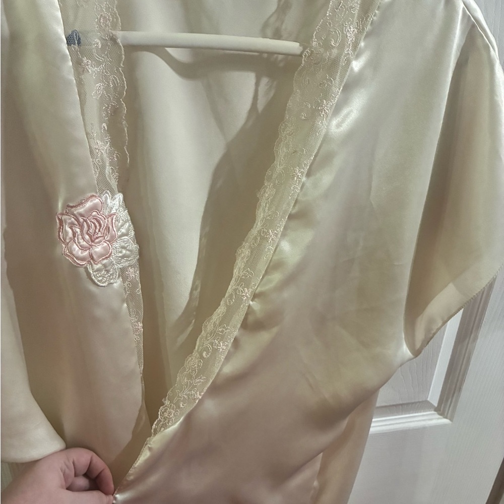 Vintage Women’s Medium Satin Robe - Picture 6 of 10